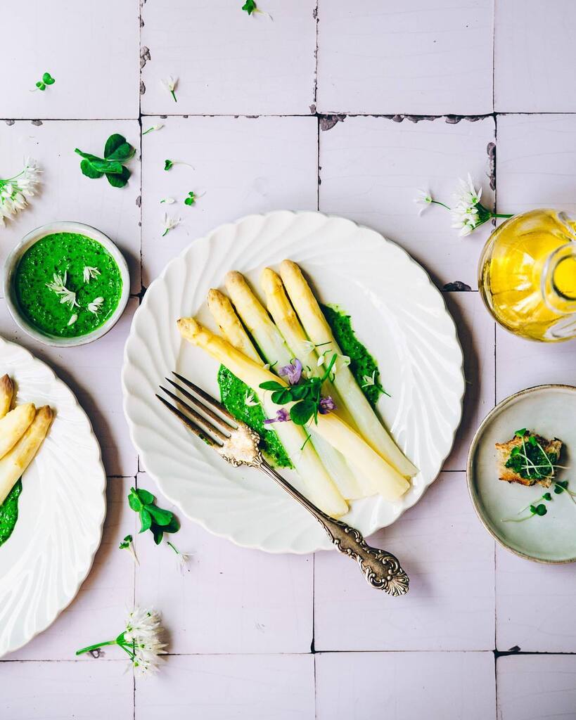 Confitbanane's tweet photo. Printemps mon amour 💚

Les premières fraises, les premières asperges et l’ail des ours qui commence à se montrer. Cette saison je l’aime tellement dans la vie comme dans l’assiette ! Peut être parce que c’est celle qui annonce l’été (mon Noel de 3 mois à moi) ou peut être pa… https://t.co/G97QV9Uz1y