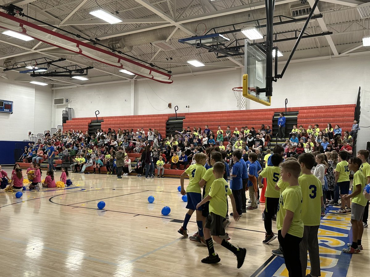 DrBryson23's tweet photo. Celebrating our students in clubs! @SummitViewAcad 💙🌟👑 https://t.co/CVG43DZBZT