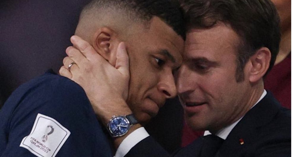 LyonEnColere's tweet photo. @marionponpon @Clemence_Guette @CheckNewsfr Bell and Ross 2400 euros c’est la meme qu’il avait lors de la coupe du monde … ce qui prouve le peu de crédibilité de la gueguette dans tous ses tweets https://t.co/LMqGJ4xkxC