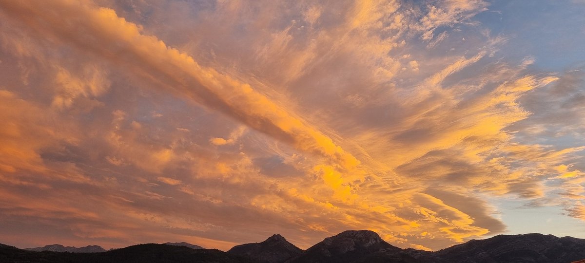 judithstraver's tweet photo. Het werd vandaag 25,8° met deze mooie zonsondergang als toegift.

#vakantiehuisjalon #vakantiehuisSpanje #vakantiehuisje #vakantieinspanje #vakantiehuisaandecostablanca #Jalon #xalo #Marinaalta #zonnen #genieten #ontspannen #lekkerevenweg  #privezwembad  #mooizonsondergang https://t.co/r1Xme1SGXR