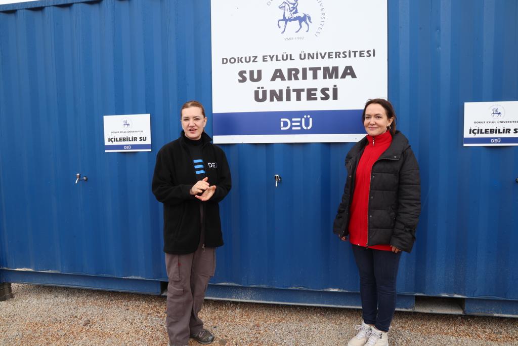 universitemDEU's tweet photo. #DEÜ olarak ilk andan itibaren depremden etkilenen vatandaşlarımıza destek olduk. Adıyaman'ın ardından Malatya'da Konteyner Kentine kurduğumuz günlük 150 ton su üretim kapasitesine sahip Mobil Su Arıtma Ünitemiz ile vatandaşlarımızın temiz su ihtiyacını karşılamayı sürdürüyoruz. https://t.co/xNmxCpjE9K