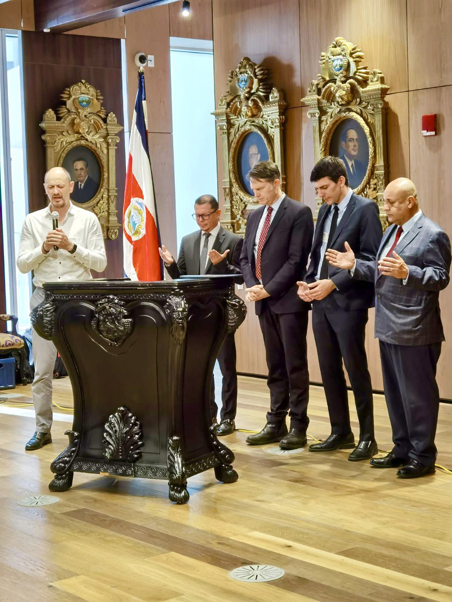 Hoy pudimos compartir un tiempo de oración por Costa Rica en el salón de expresidentes de la República. Preparándonos para celebrar el Festival Palau ¡HOY y MAÑANA en la Sabana! (Gratuito)