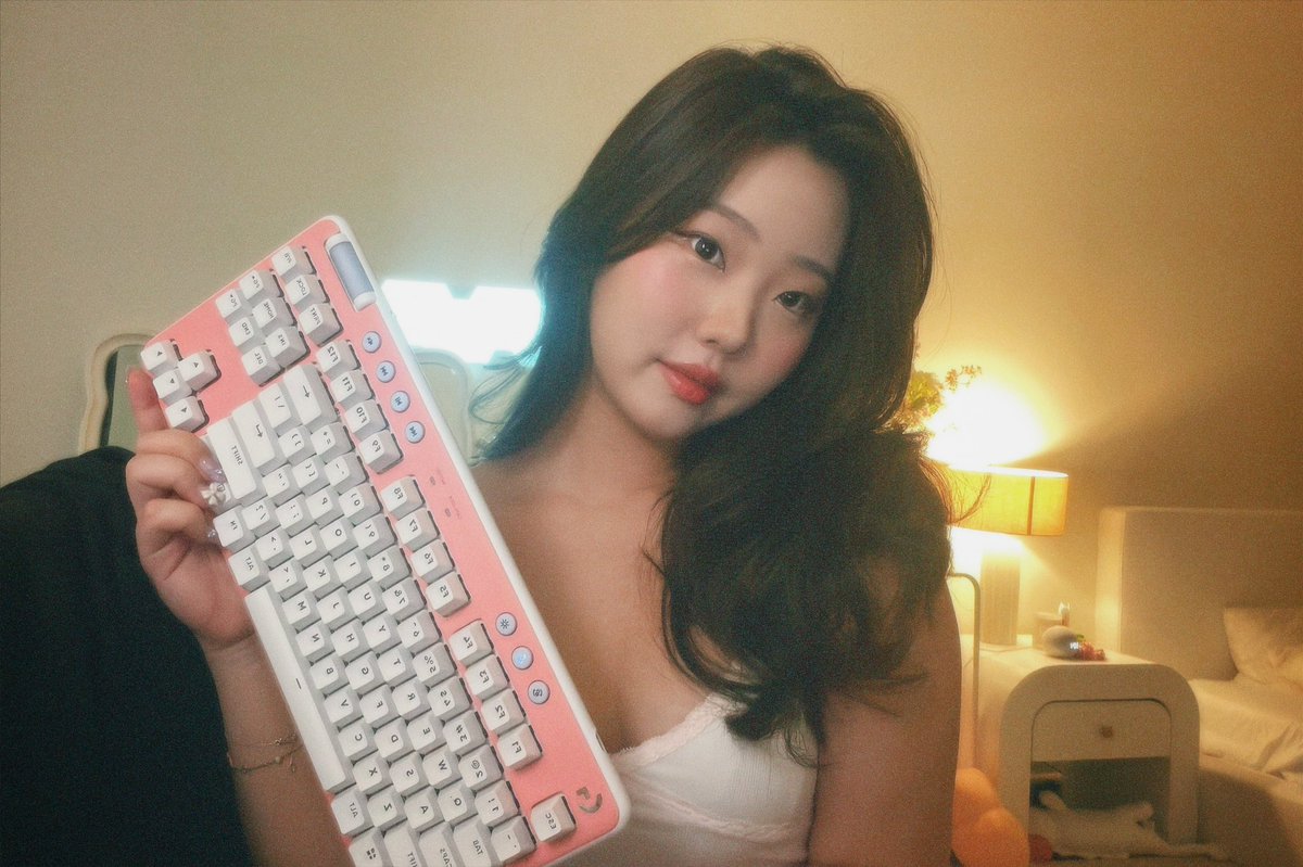 jessicahkim's tweet photo. ♡ giving away a @LogitechG 715 TKL keyboard from the aurora collection! ♡

rules: 
✧ retweet &amp; like this tweet
✧ follow me &amp; @LogitechG 
✧ us &amp; canada only 😔 
✧ giveaway ends march 30th 

https://t.co/wFChF4aFha https://t.co/n8LtK5sZtv