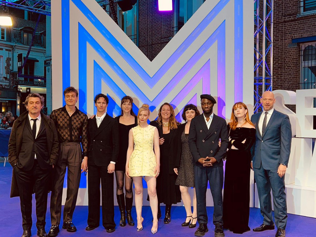 hautsdefrance's tweet photo. #SeriesMania C’est au tour du brillant casting de #Transatlantique de défiler sur le tapis mauve !

🎬 Pour présenter ce soir en avant-première mondiale, la nouvelle série de la créatrice d’Unorthodox, #AnnaWinger.

#hautsdefrance @NetflixFR https://t.co/nlCRALyh3F