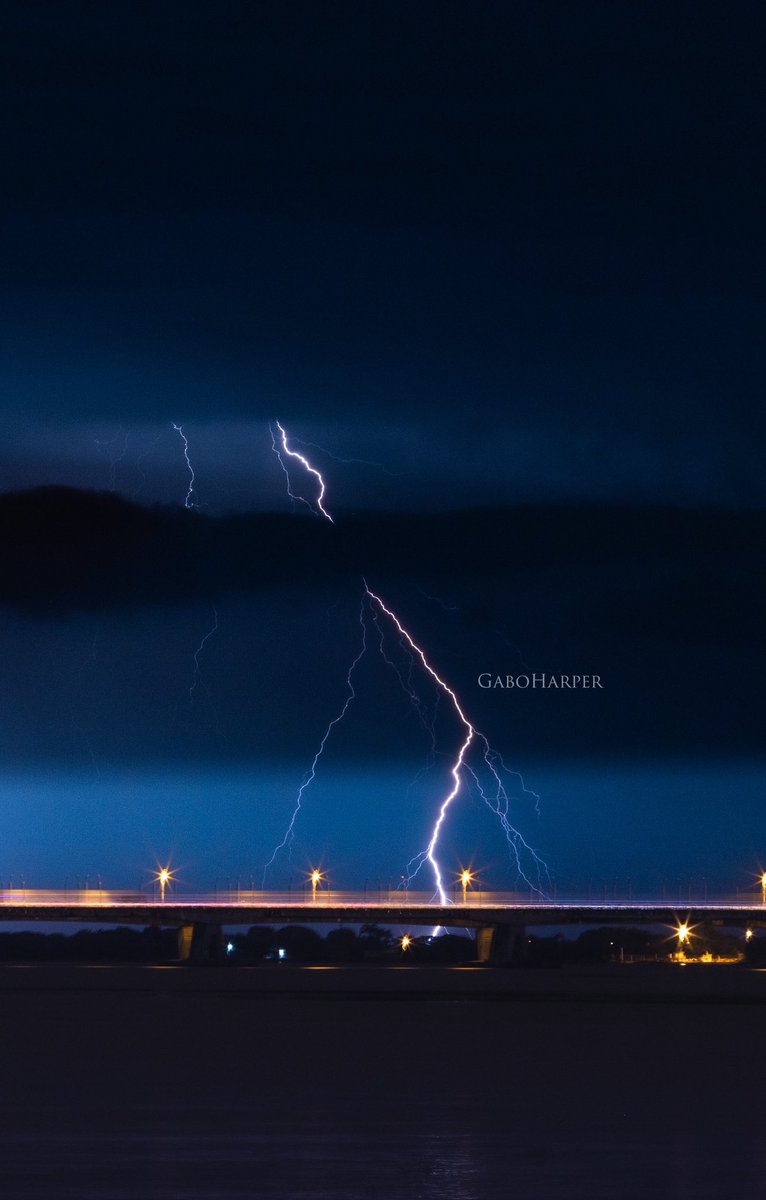 Gabo_Harper's tweet photo. Después de tanta espera les dejo las fotos del día miércoles premio a la constancia y paciencia, una locura haber estado bajo la tormenta casi toda la noche pero como siempre vale la pena el riesgo y el esfuerzo 😍😍😍😍 #guayaquil @Expresoec @alfredjoe80 @DiegoArcos14 https://t.co/s17ynBjVh2