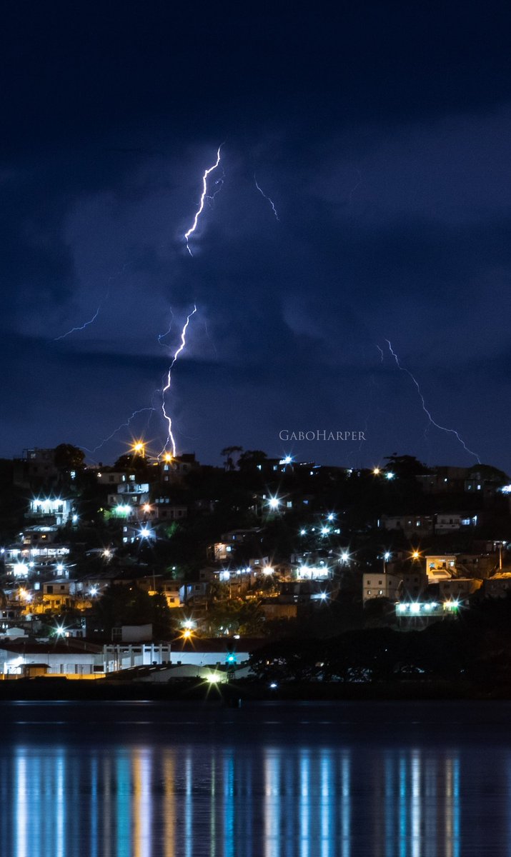Gabo_Harper's tweet photo. Después de tanta espera les dejo las fotos del día miércoles premio a la constancia y paciencia, una locura haber estado bajo la tormenta casi toda la noche pero como siempre vale la pena el riesgo y el esfuerzo 😍😍😍😍 #guayaquil @Expresoec @alfredjoe80 @DiegoArcos14 https://t.co/s17ynBjVh2