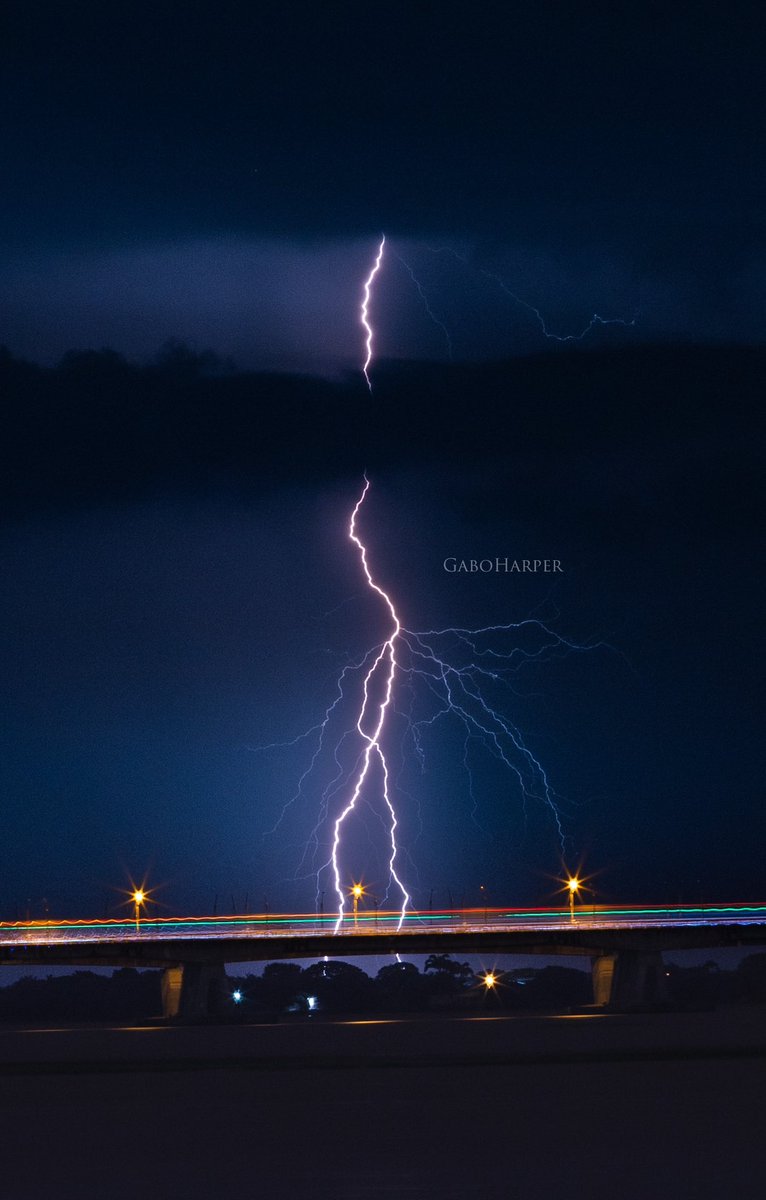 Gabo_Harper's tweet photo. Después de tanta espera les dejo las fotos del día miércoles premio a la constancia y paciencia, una locura haber estado bajo la tormenta casi toda la noche pero como siempre vale la pena el riesgo y el esfuerzo 😍😍😍😍 #guayaquil @Expresoec @alfredjoe80 @DiegoArcos14 https://t.co/s17ynBjVh2