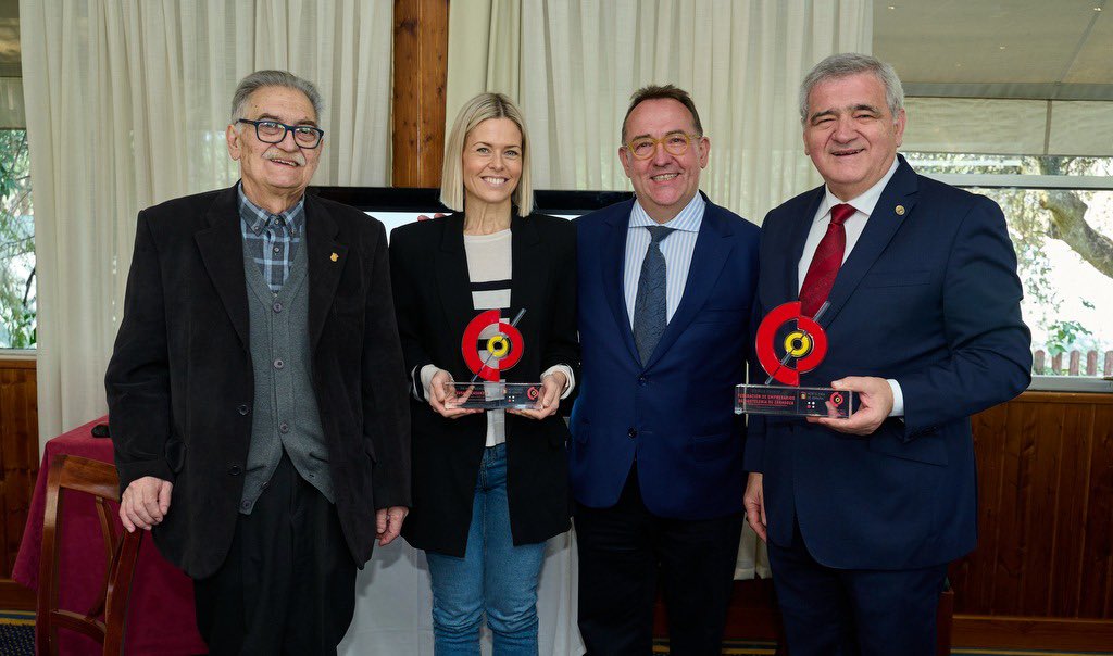Reconocimiento a Susana Casanova, <a href="/ClandestinaCafe/">La Clandestina Bistro</a>,ganadora del I Campeonato Hostelería de España Tapas y Pinchos en <a href="/madridfusion/">madrid fusion</a> con Emilio Lacambra, presidente de Honor de #HorecaZGZ; @jlyzuel, presidente de <a href="/CEHEhosteleria/">Hostelería de España</a>, y Fernando Martín, de #HorecaZGZ y <a href="/hosteleriaragon/">CEHTA</a>