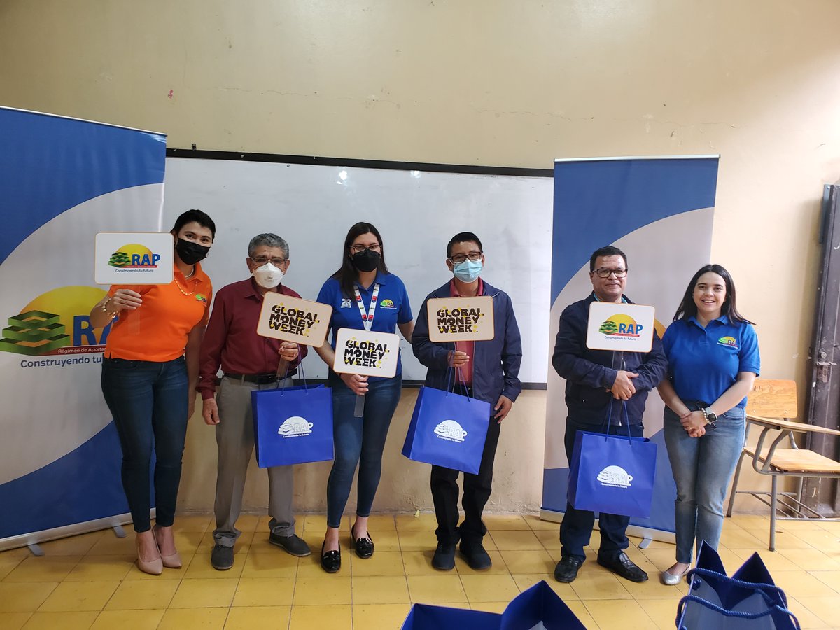 RAP_HN's tweet photo. En el marco del #GlobalMoneyWeek organizamos una visita al Instituto José Pineda Gómez para impartirles una charla sobre educación financiera a los alumnos de último curso de informática y Contabilidad con el objetivo de enseñarles formas de ahorrar. #RAPHonduras #GMW23 https://t.co/svKoZEwIR4