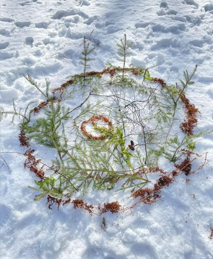 Vankilan perheosasto hyödyntää #Vanajanvankilan aluetta ja luontoa. Menneellä viikolla perheosaston perheet kävivät laavulla nokipannukahveilla ja makkaranpaistossa. Lumeen rakennettiin hieno metsämandala.
#kantahämeenperhetyö
<a href="/JaanaWi/">Jaana Wikgren</a>