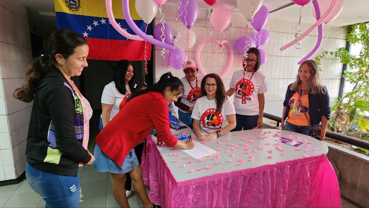 mujeresmppt's tweet photo. #Hoy se activaron los Puntos Violeta en @TransporteGobVe para promover el registro de los Consejos Feministas y otorgar información y asesoría a los trabajadores que lo soliciten. De esta forma, seguimos fomentando valores y procurando el resguardo de los derechos de la mujer. https://t.co/FizTT4mZ3k