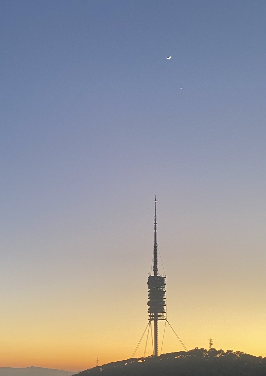 Si mireu el cel ara mateix veureu l’espectacle visual de la lluna creixent i el brillant Venus just per sota.
#miremelcel