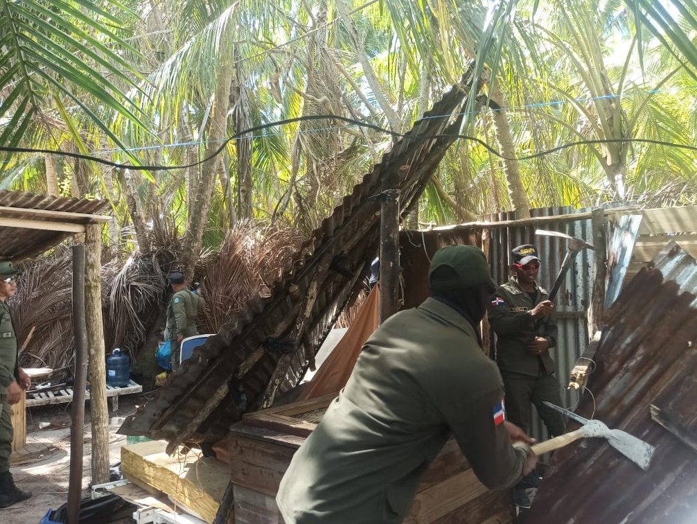 elnuevodiariord's tweet photo. 🌊¡Operativo en la #playa!🏖️
El @ambienterd informó que ejecutó un operativo en el que derribó 16 casuchas que estaban a la orilla de los manglares en la #islaSaona, específicamente en la playa #ElAbanico.
#ElNuevoDiarioRD #MedioAmbiente #Playas https://t.co/aMxIUIUmCc
