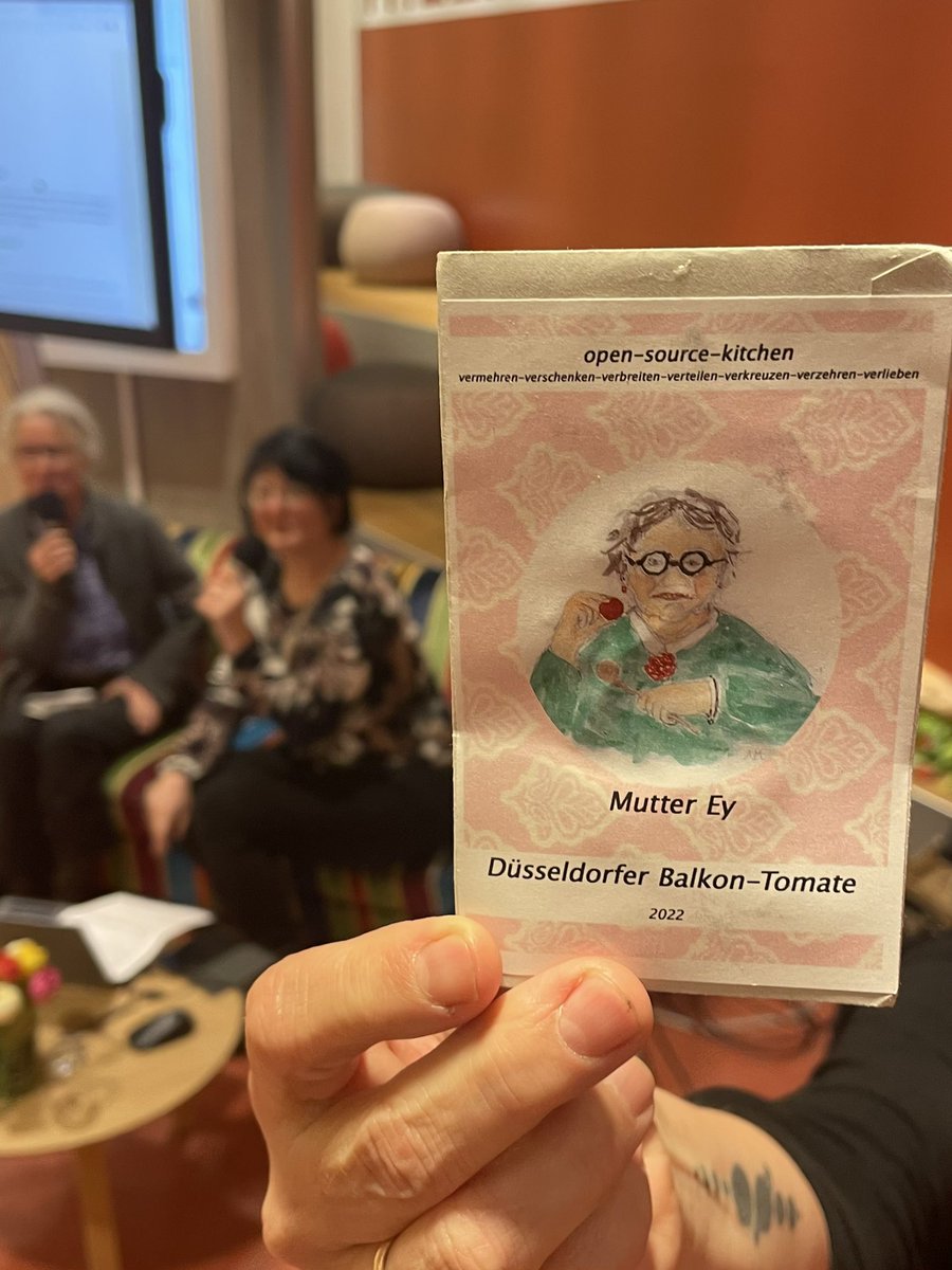 stadtbueduedorf's tweet photo. Anne Mommertz hat die “Düsseldorfer Balkontomate Mutter Ey” gezüchtet! Wow! 🍅❤️🍅❤️🍅❤️ #blogsofa #duesseldorf https://t.co/1S5cEqdqXW