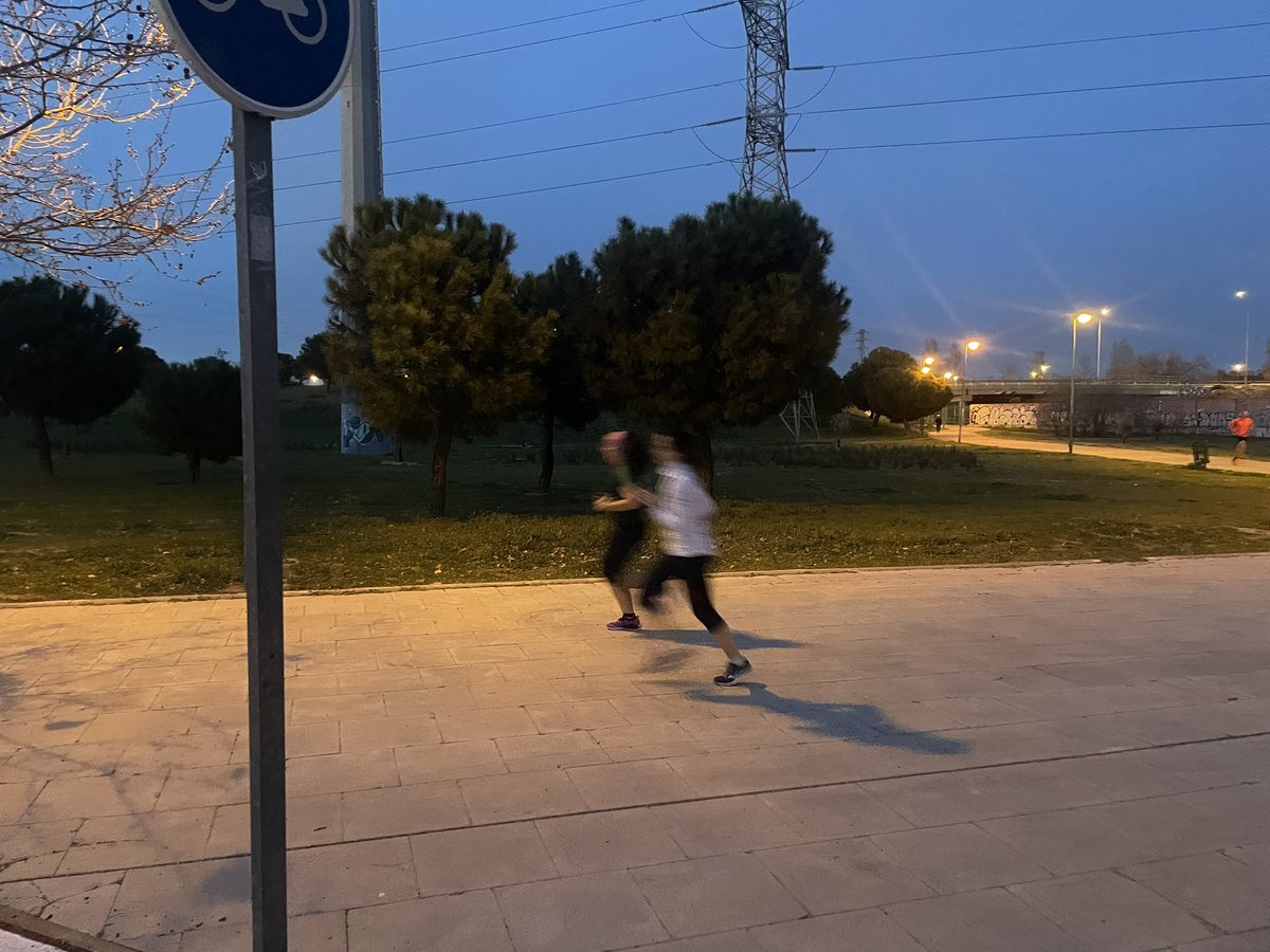 Running_DC's tweet photo. Ayer, entrenamiento a intervalos pero muy controlado, que el domingo estos chicos van al @mediomaratonmadrid. Buscando más un objetivo psicológico que físico, que el trabajo físico ya está hecho. 
Únete a RunningDC. #entrenamiento #correr #mediomaraton #maraton #10km #running https://t.co/DzUrrGxLob