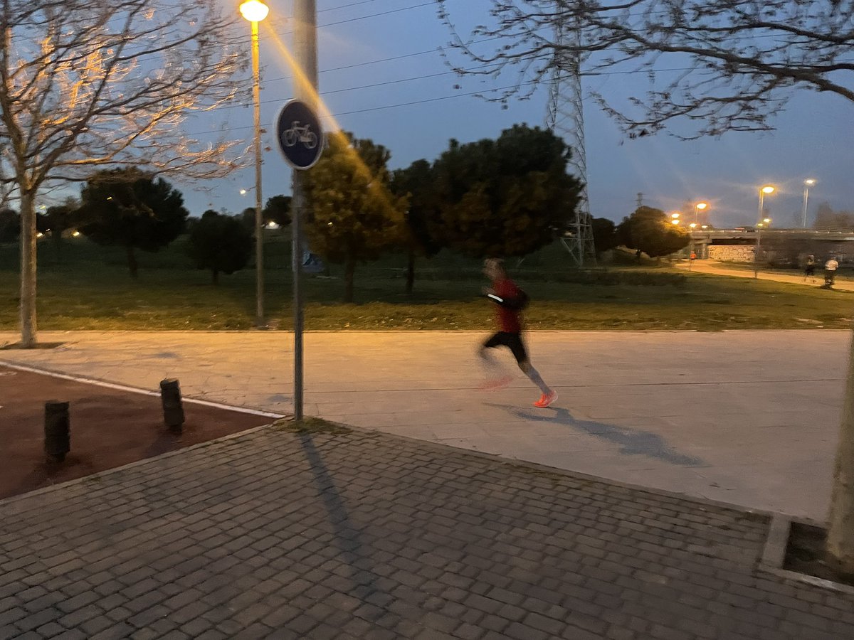 Ayer, entrenamiento a intervalos pero muy controlado, que el domingo estos chicos van al @mediomaratonmadrid. Buscando más un objetivo psicológico que físico, que el trabajo físico ya está hecho. 
Únete a RunningDC. #entrenamiento #correr #mediomaraton #maraton #10km #running