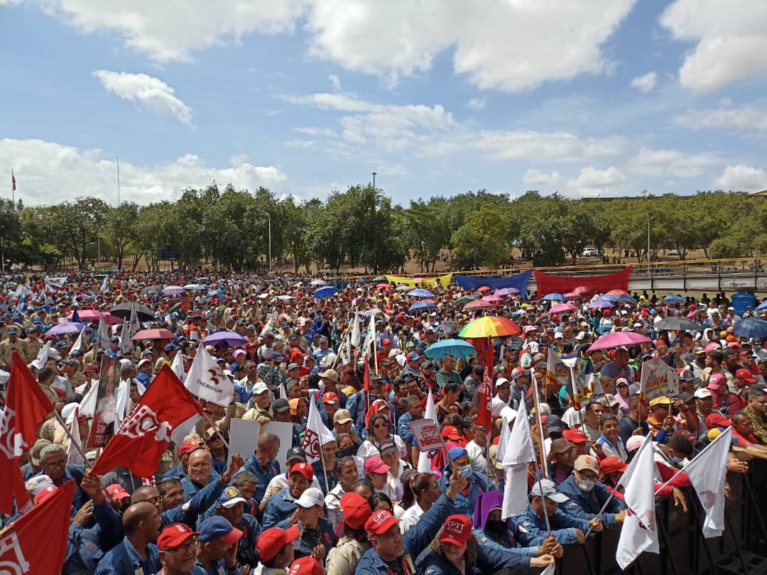 La clase obrera de <a href="/CVG_Oficial/">Corporación Venezolana de Guayana - CVG</a> dijo presente en la multitudinaria concentración realizada en <a href="/Sidor_oficial/">Siderúrgica del Orinoco Alfredo Maneiro</a>, para apoyar la lucha contra la corrupción y los antivalores. #LoQueDigaNicolás 
#CVGTrabajamosParaTi 
#ProducirEsVencer