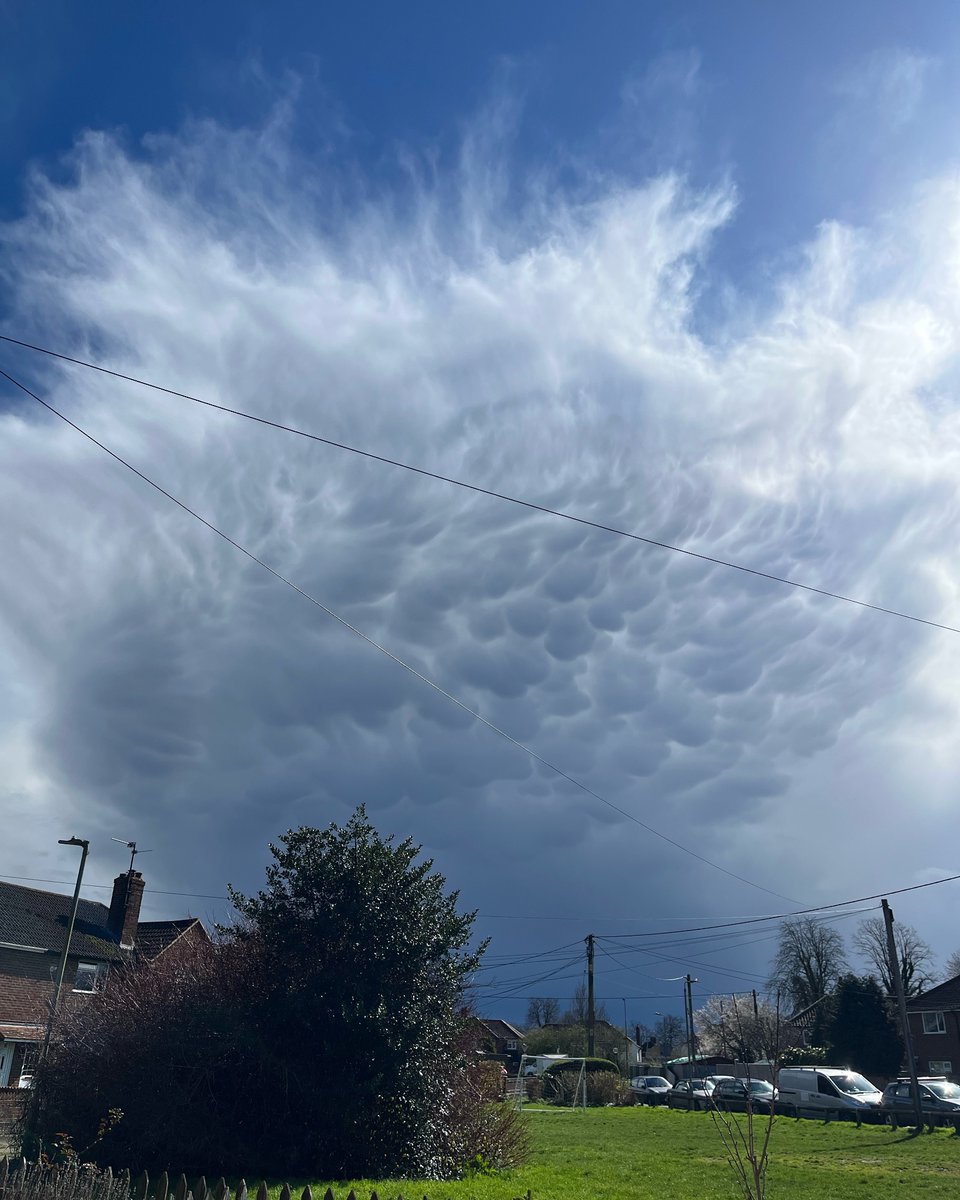 KJF1's tweet photo. @TheSnowDreamer The clouds were amazing in S. Oxfordshire https://t.co/jEbs6RyadA
