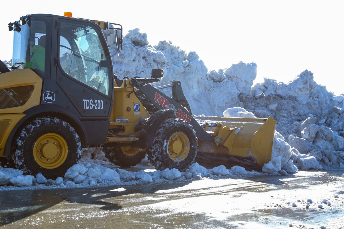 topdogservice's tweet photo. Spring can bring some of surprises to the forecast, but nothing beats the excitement of winter 🌨️
#topdogservices #snowfighters #snowremoval #snowcontractor #severeweather #loader #johndeere #machinery #specialists #publicsafety #airportsafety #veteranowned https://t.co/EPEAC9idXR