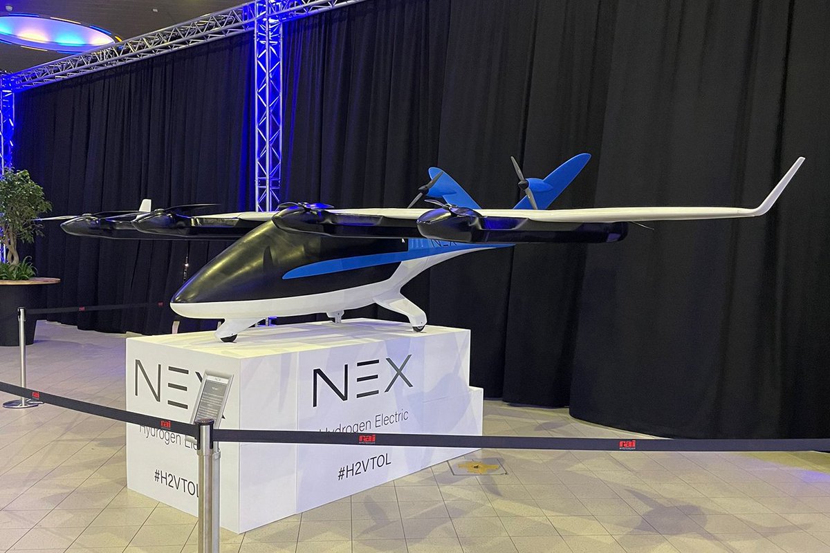 Een van onze studenten van de @HvaTechniek heeft gisteren de @Amsterdamdrone week bezocht in de <a href="/RAIamsterdam/">RAI Amsterdam</a>. Hij doet onderzoek naar naar Digital Flight Rules.