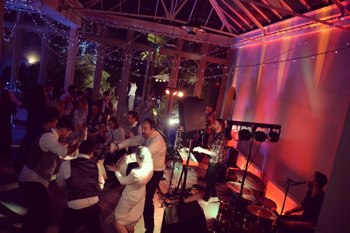 Dance floor pros aplenty last weekend at Nick &amp; Caroline’s awesome wedding party! 🤗
What a treat! Thank you so much for having us👊
#wedding