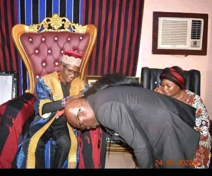 IUzaan's tweet photo. The President, Idoma Area Traditional Council, and Vice Chairman, Benue State Council of Traditional Rulers, Och' Idoma, AgabaIdu Elaigwu Odogbo Obagaji John, congratulated Rev. Fr. Dr. Hyacinth Iormem Alia, the Benue State Governor-Elect over his victory. https://t.co/tRlU7SvA18
