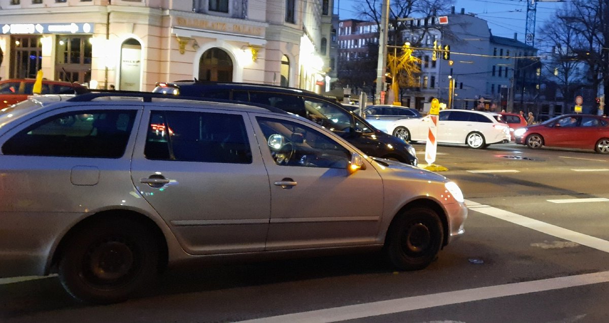 Rund um Waldplatz grad wieder nur Blech an Blech... RB spielt zwar nicht dafür der Kaiser Roland... Hupen muss, Verkehrsinseln versperren auch, damit Fußgänger bloß net rüber kann. 
Nicht auszudenken, wenn sich heut jmd. auf die Straße gesetzt hätte. 😱
Aber wär mal spannend 😉