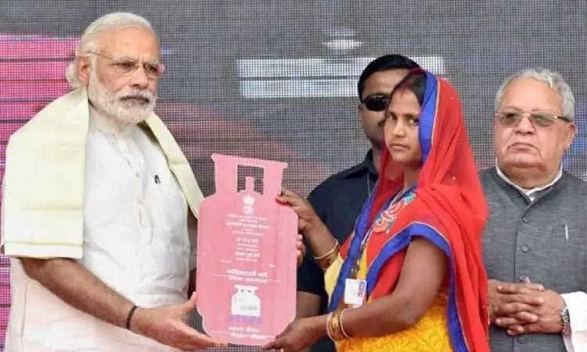 tamiluthayan.com/gas-cylinder-s…
பிரதமரின் உஜ்வாலா திட்டத்தின்கீழ் ஆண்டுக்கு 12 கேஸ் சிலிண்டர்களுக்கு மட்டும் மானியம் ரூ.200 ஆக உயர்த்தப்பட்டுள்ளது. தமிழகத்தில் 35 லட்சம் பேருக்கு சிலிண்டருக்கு ரூ.200 மானியம் வழங்கப்படுவதாக மத்திய அரசு தெரிவித்துள்ளது.