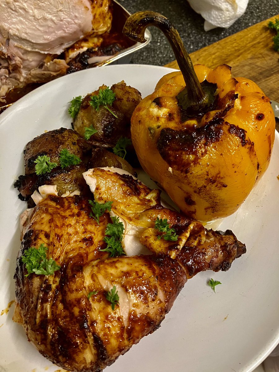tantrictrevbbq's tweet photo. Well happy with my Rottiserie Chicken with roasties and a stuffed pepper on the bbq. #bbq #rotisseriechicken #stuffedpepper #roasties #weberMT #bbqlife https://t.co/s7R72E43Tc
