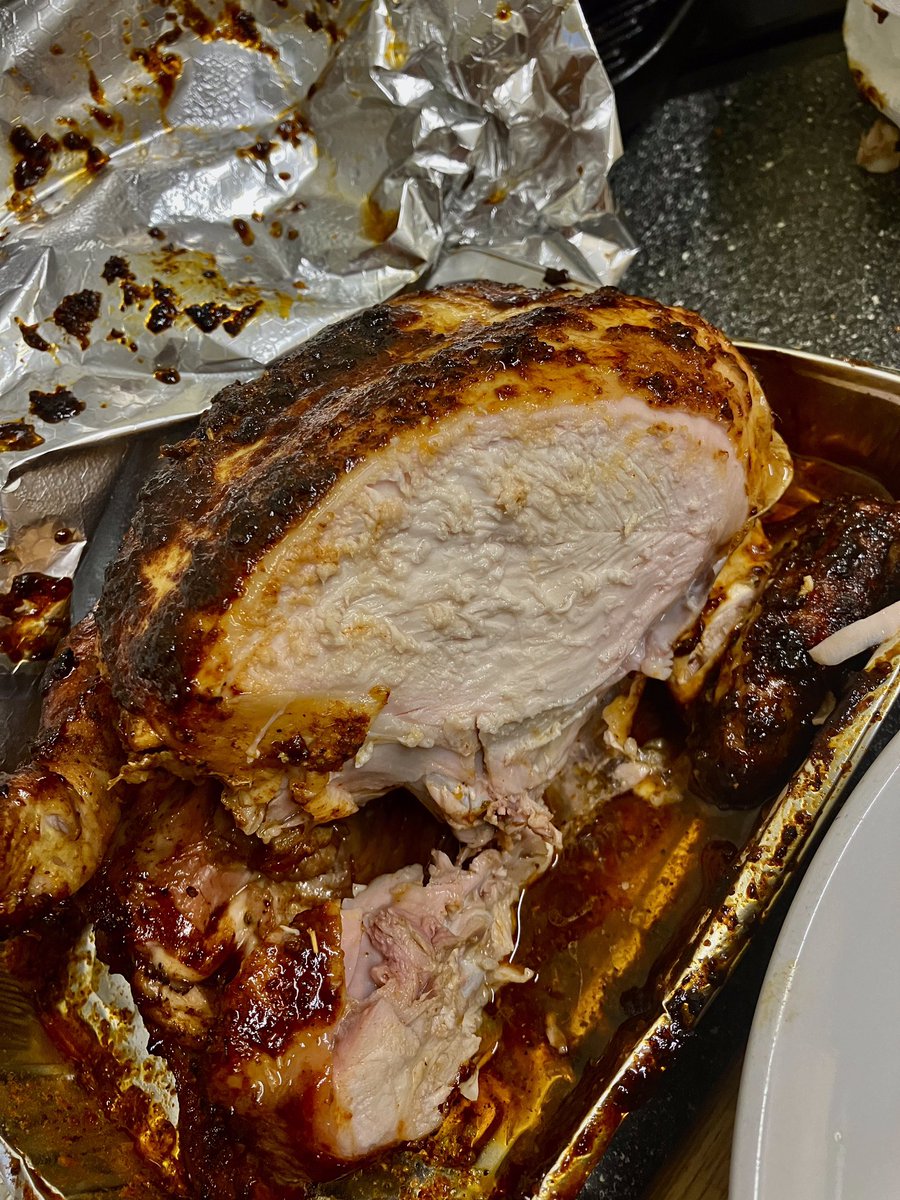 tantrictrevbbq's tweet photo. Well happy with my Rottiserie Chicken with roasties and a stuffed pepper on the bbq. #bbq #rotisseriechicken #stuffedpepper #roasties #weberMT #bbqlife https://t.co/s7R72E43Tc