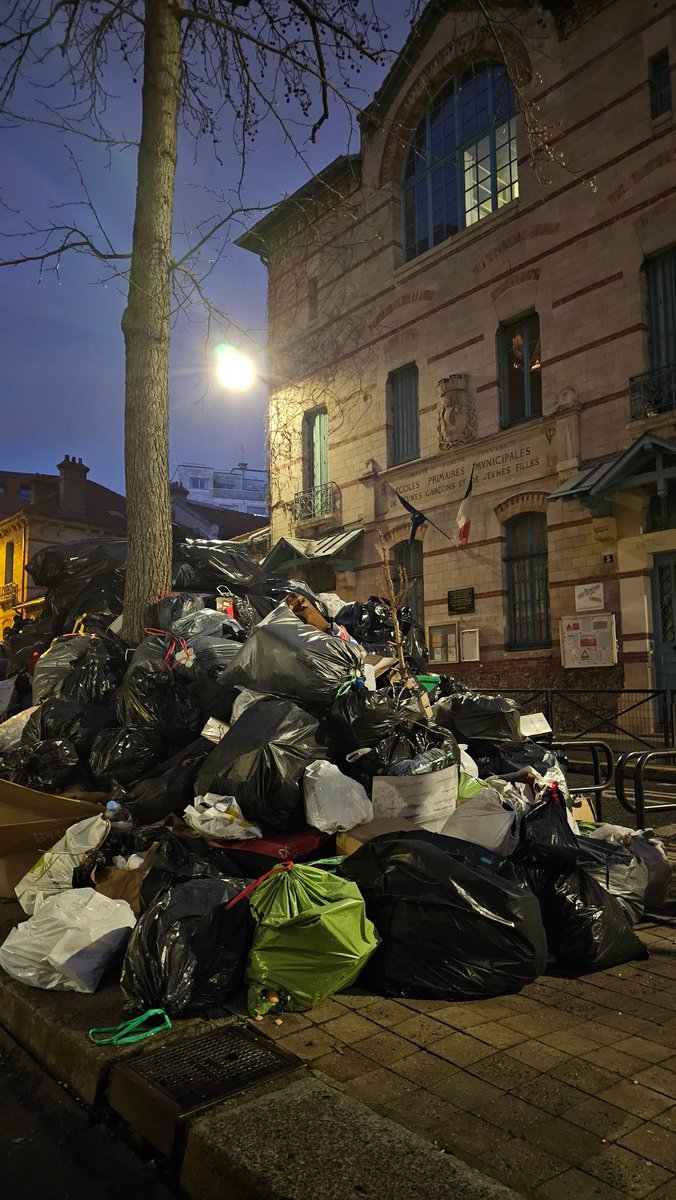 Bertrounet_64's tweet photo. Pendant ce temps là devant l'école public de la rue Corbon..
 L'école de Madame @Anne_Hidalgo .... #Paris #PoubelleParis #poubelles https://t.co/Eu8N2vgi8H