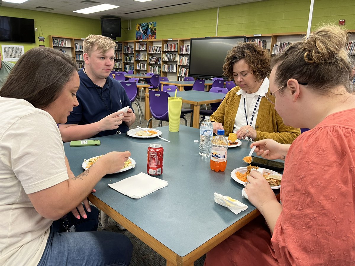 apexmscougars's tweet photo. “Taco” bout THE best PTA! Our staff really appreciated the taco bar lunch from our local La Rancherita provided by our Apex community. Thank you! 🌮 https://t.co/ZgWH7scWhy