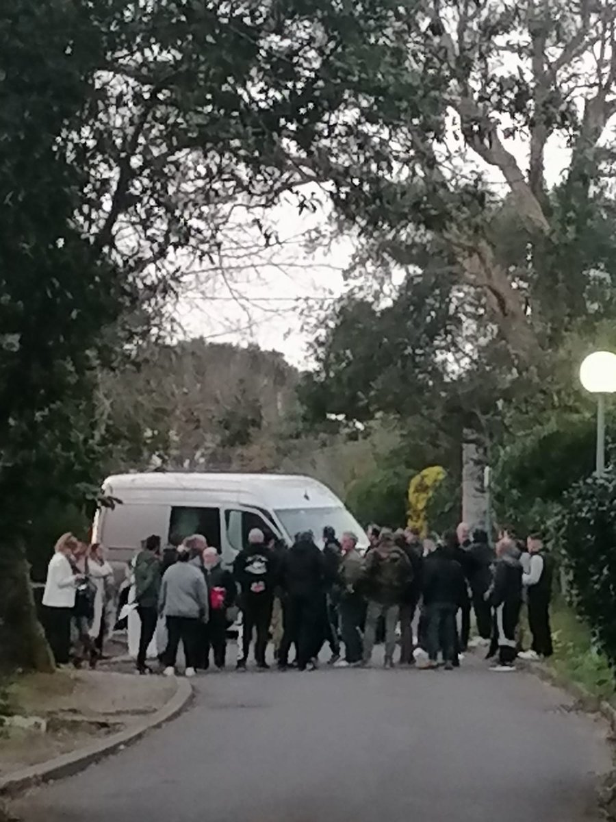 La loi du plus fort ? Une trentaine de pêcheurs sont en train de bloquer l'entrée de la soirée organisée au château de Brindos  avec <a href="/hugoclement/">Hugo Clément</a> pour lever des fonds pour nos actions. Ils nous reprochent la décision du Conseil d'Etat en faveur des dauphins.