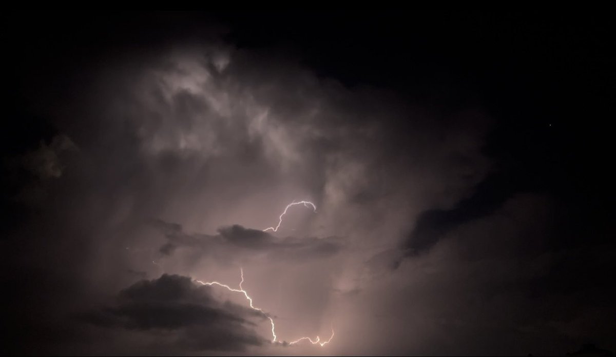 salmaeslam102's tweet photo. Thunderstruck. https://t.co/94QxeZvV6s