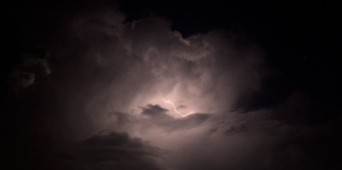 salmaeslam102's tweet photo. Thunderstruck. https://t.co/94QxeZvV6s