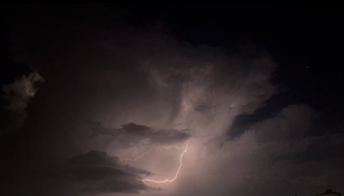 salmaeslam102's tweet photo. Thunderstruck. https://t.co/94QxeZvV6s