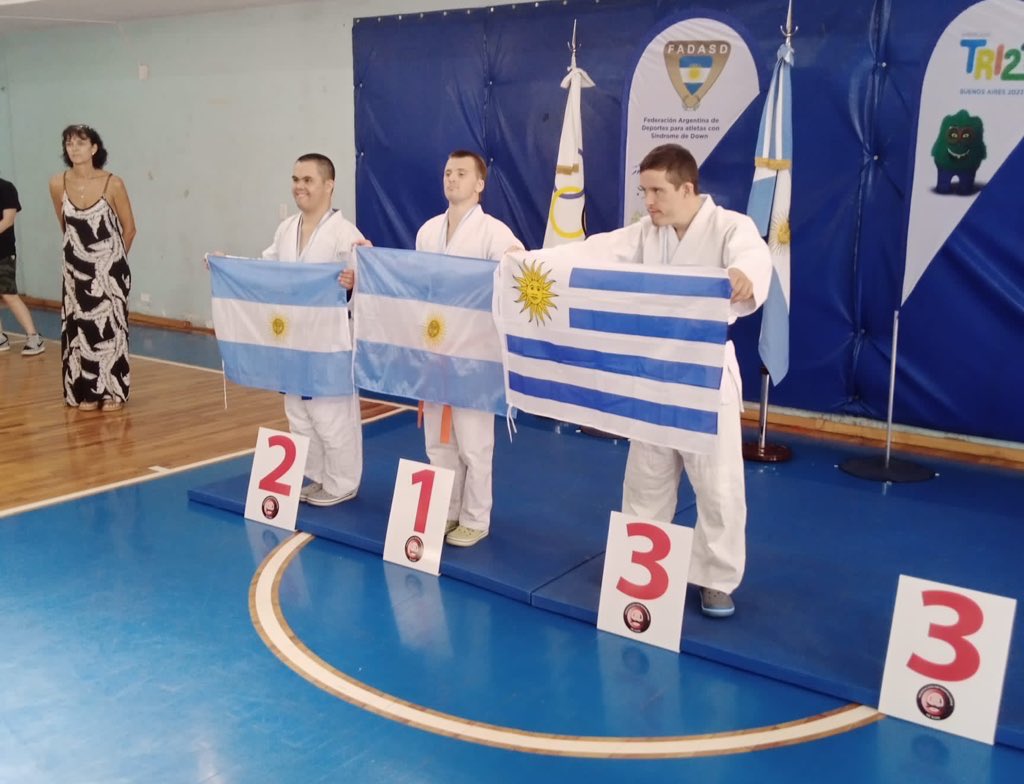 En Argentina se llevan a cabo los Juegos Tri21, un torneo multideportivo para personas con síndrome de down.
🇺🇾Uruguay hasta el momento subió al podio en dos ocasiones
🏊‍♀️Dahiana Cancella fue medalla de plata en los 200m combinados.
🥋Joaquín Bertullo fue medalla de bronce en Judo
