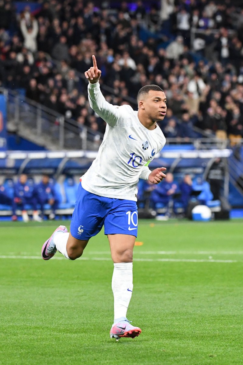 ActuFoot_'s tweet photo. Capitaine Mbappé ce soir :

⚽️ 2 buts
🎯 1 passe décisive

Trop fort. 🇫🇷 https://t.co/EOaZT7KWCY