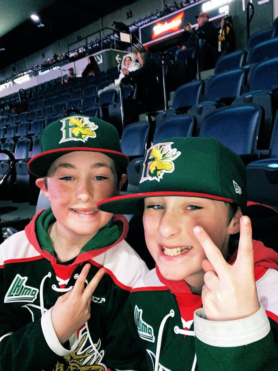 RebeccaRoseB1's tweet photo. #GoMooseGo  Friday night in Moose Country!! https://t.co/IkwZBAD0L3