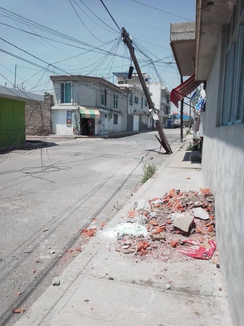 FotgrafoCallej1's tweet photo. No manches @Telmex ya atiende los reportes, cables en el piso y poste a punto de colapsar; ya no quien es más ineficiente si @TELMEXSoluciona o el Ayuntamiento de #TepatlaxcoDeHidalgo #Puebla... https://t.co/rYYMoY1iDV