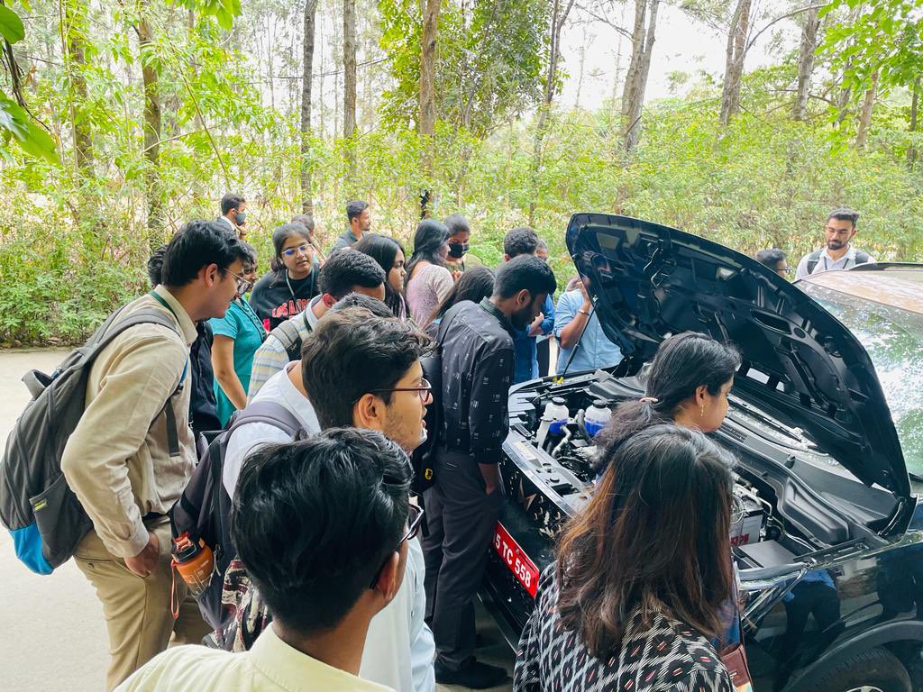 SunPedal_Ride's tweet image. Day 13. A student interaction on e-mobility and sustainability topics at Alliance University, Bengaluru followed by the @Mahindra_XUV400 demo. @CollegeDekho @AmaraRaja_Group @ExicomPower #driEVtoeducate #ElectrifyingTheFuture #PoweringTheBetterFuture #thesunpedalride