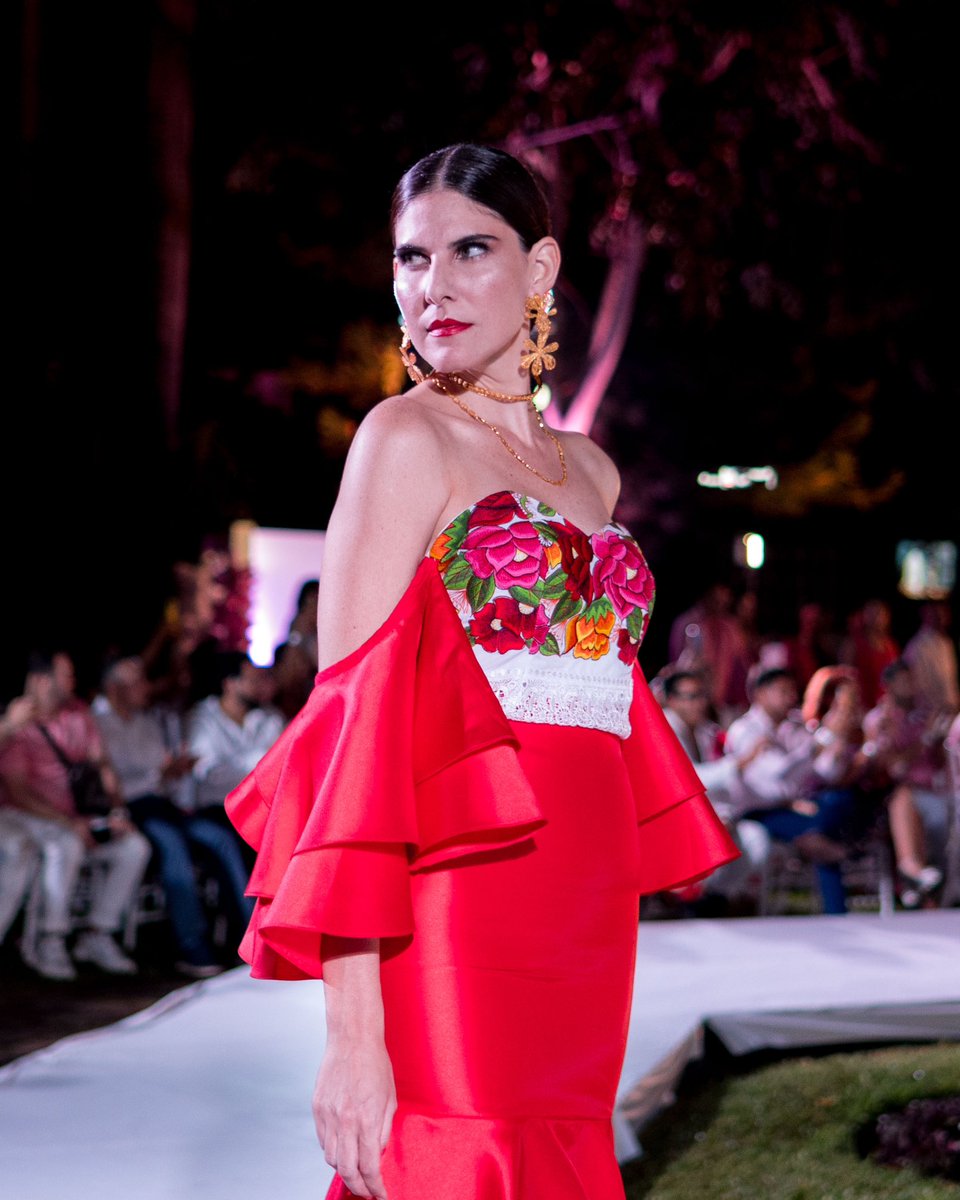 visitamxoficial's tweet photo. Muchas felicidades 🥂 a @midwoman por su 11º #aniversario y el gran evento de talla internacional con @agatharuizdlprada , @lydialavin , @aldrinayuso y @abrahamteyermexico en @elpinar_merida Aquí la galería: https://t.co/QuVcKGmtsL
🏷️ #Pasarela #Moda #Mexico #Yucatan #MidWoman https://t.co/WqmKbJSdVS