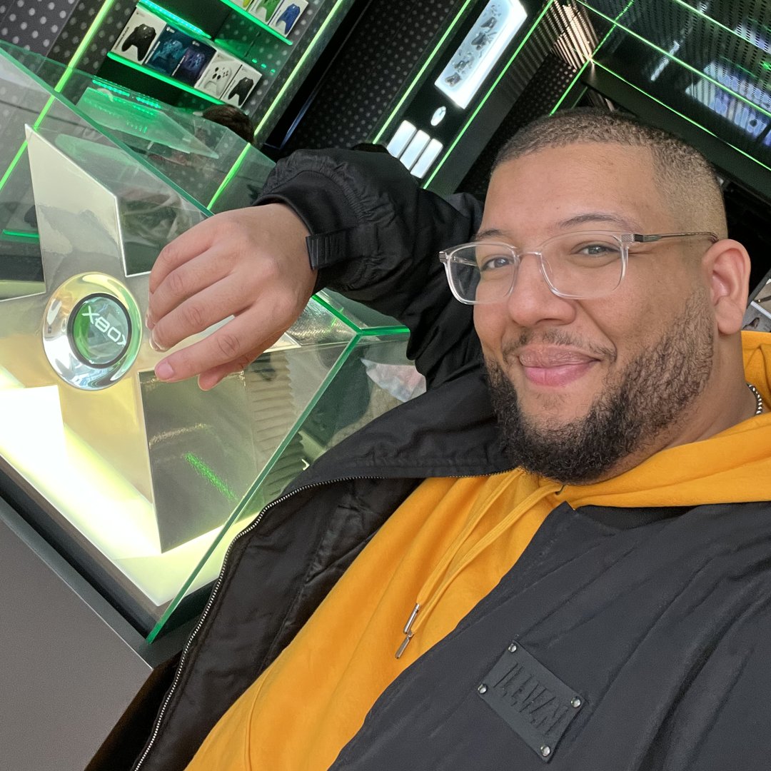 MCFixer's tweet photo. Had a fantastic time last week at the #MicrosoftLDN Experience Centre for an Xbox Ambassador Event, meeting new people, finally getting to see the space AND even jumping inside the Halo Warthog!

A big shoutout to the @MicrosoftUK x @XboxAmbassadors community for having me! #ad https://t.co/g5U0Ebi0FI