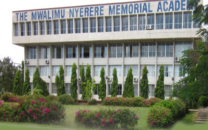 Sihalalishi kilichotokea!

La hasha!

Lakini hebu tujaribu kuvaa viatu hivi.

Nilikutana na wewe mke wangu akiwa ni mwanachuo katika chuo cha Mwalimu Nyerere kigamboni. 

Tukaanzisha mahusiano ya kimapenzi.