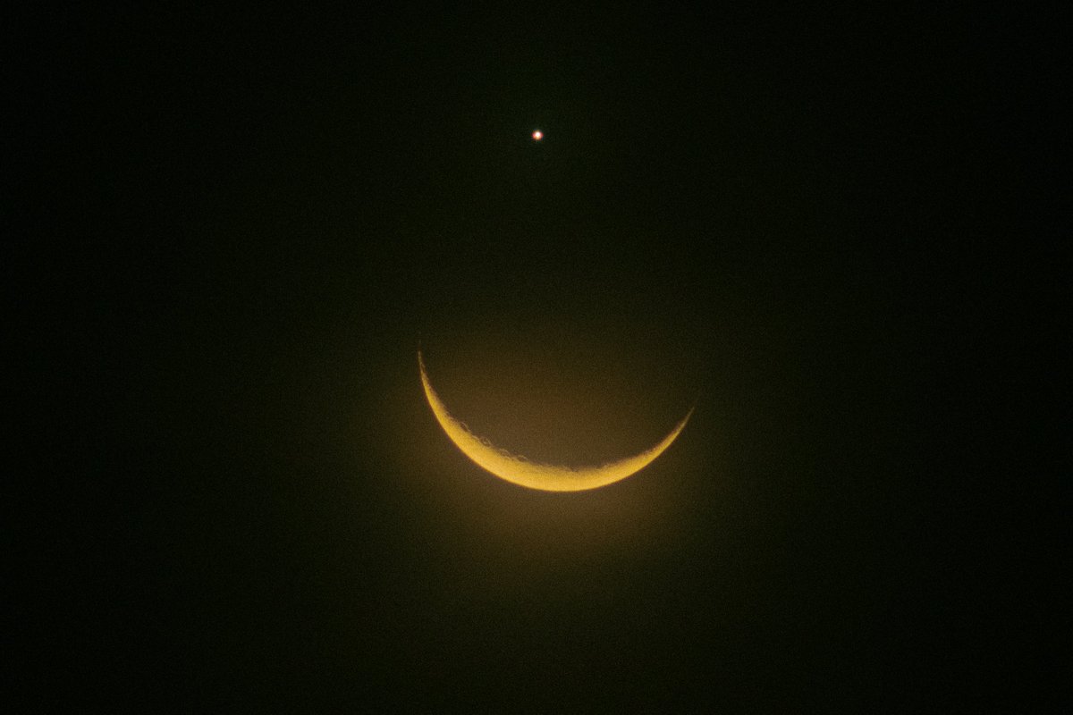 ruleoffourth's tweet photo. A star and crescent moon symbol, which is often used as a symbol of the religion of Islam.
A holy sign for the beginning of Ramadan. 
#moonandvenusconjunction ☪️ https://t.co/RM3YWSIug8