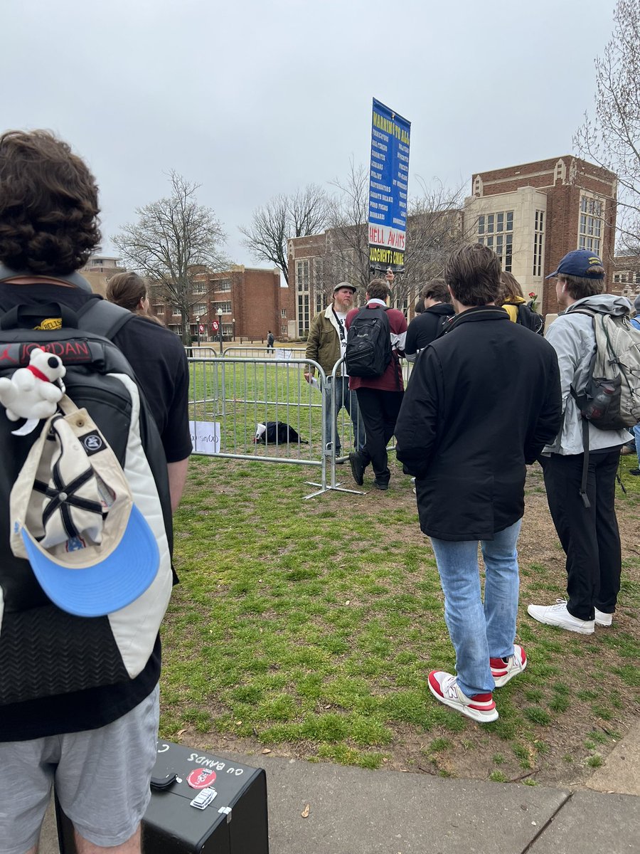 tdeluca24's tweet photo. *Charles Barkley voice* “POLICE PRESENCE” 😭😭😭😭 https://t.co/Zb5g6QbcvX