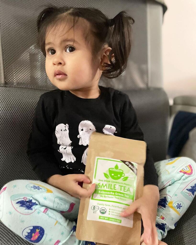 Smiletea77's tweet photo. Happy Friday to all tea lovers out there 💚

#greentea #kabusecha #baby #babymodel #organictea #organiclifestyle #japanesegreentea #fridaymood #babiesofinstagram #toddlersofinstagram #homecafe #littlehelper https://t.co/XbbeQMtRz1