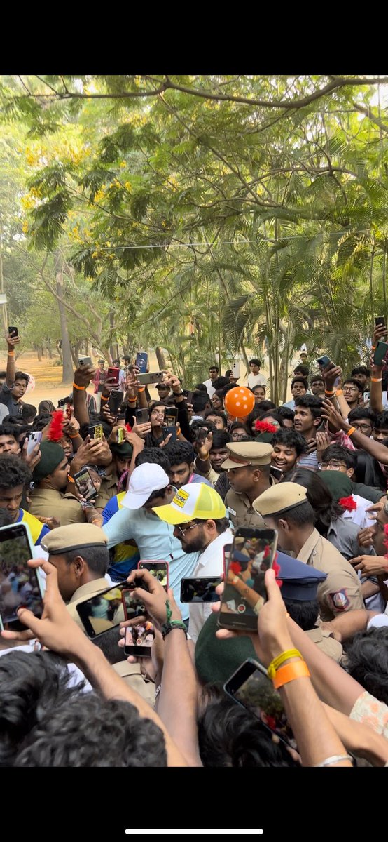 sharanbalaji04's tweet image. Yeyyy its our chinna thala 😭💛 @ImRaina 
Dream come true moment⚡️😭
Those 2-3seconds sharing space with that man 💥🥺 
Forever Chinna Thala 3 💛
#raina #csk #sureshraina3