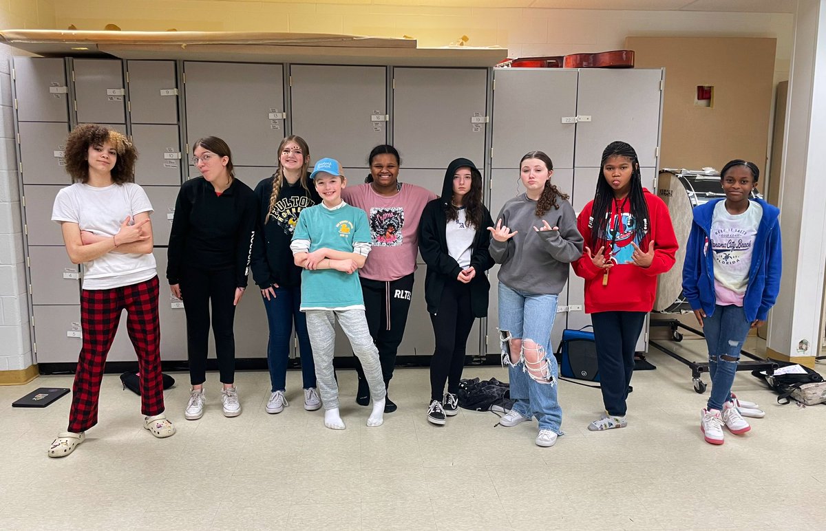 ChelseaJacobs23's tweet photo. Dance club! Thanks Aly from Ambition Dance Company for coming in and teaching us a dance! #fmsteach https://t.co/IRo4XtTf5R
