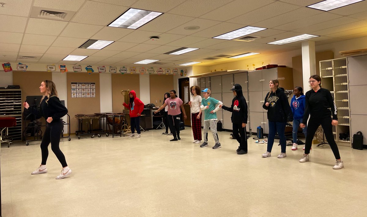 ChelseaJacobs23's tweet photo. Dance club! Thanks Aly from Ambition Dance Company for coming in and teaching us a dance! #fmsteach https://t.co/IRo4XtTf5R